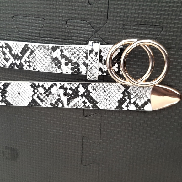 Black and white snakeskin print belt - Picture 1 of 2